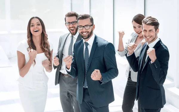 Feliz equipo de negocios de pie en la oficina . —  Fotos de Stock