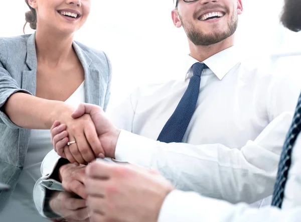 Hintergrundbild: Händeschütteln am Schreibtisch — Stockfoto