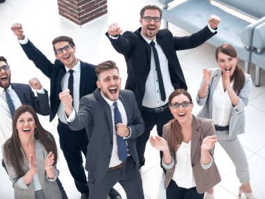 en iyi view.happy iş takım birlikte ayakta ve kameraya bakıyor