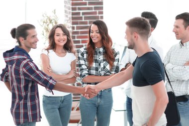 karşılıklı iş ortakları yaratıcı ofiste.