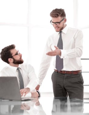 iki çalışanı ofisinin Danışma iş sorunları tartışın