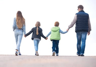 arka görüş. mutlu bir aile ileri gider.