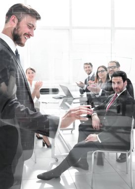 Cam duvarların arkasında çalışan iş adamları