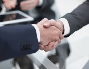 El sıkışan iki emin iş adamı