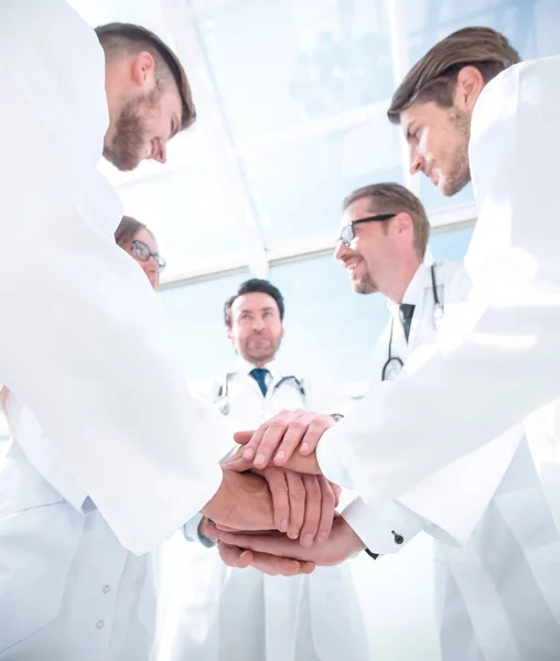 Vista inferior. primer plano de un médicos doblaron sus manos juntas — Foto de Stock