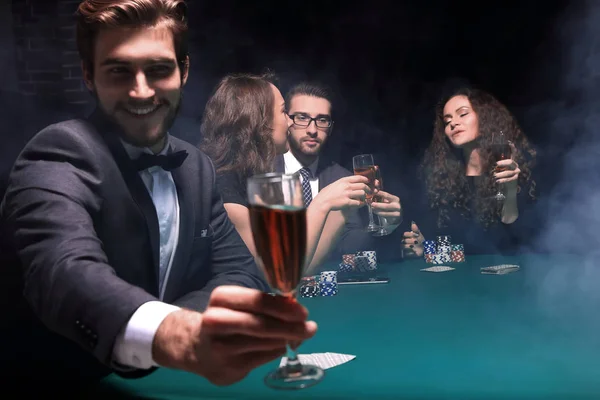 Joueur de poker avec un verre de vin — Photo