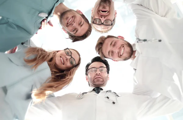 Läkare som tittar ner ler mot kameran — Stockfoto