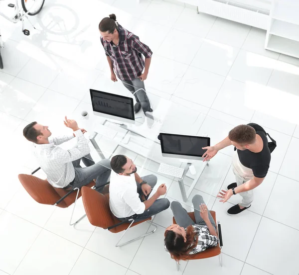 .anställda diskutera idéer vid skrivbordet — Stockfoto