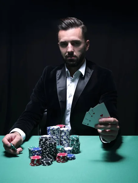 Felice giocatore di poker vincendo e tenendo un paio di assi — Foto Stock