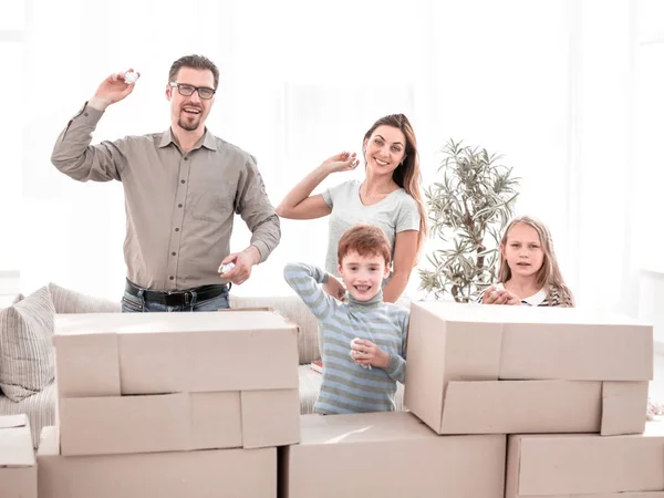 Família feliz de pé em novo apartamento . — Fotografia de Stock