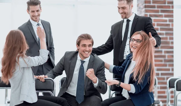 Colegas están sentados en una oficina moderna — Foto de Stock