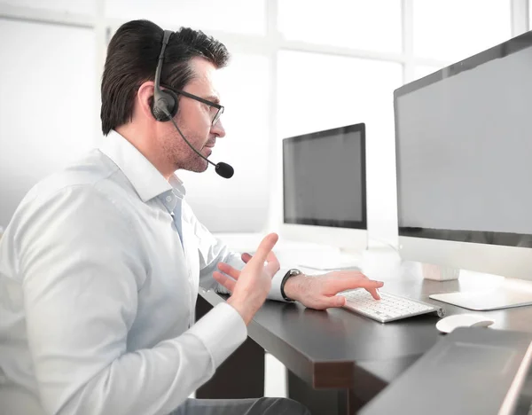 Zakenman analyseert de gegevens die in het bureau zitten — Stockfoto