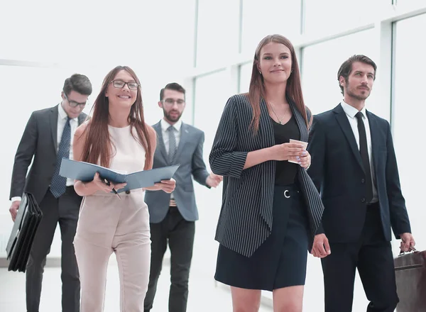 Uomini d'affari che percorrono il corridoio dell'ufficio durante la giornata lavorativa — Foto Stock