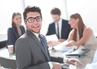 ofiste bir Masa oturan genç işadamı