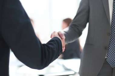 ofiste iş ortaklarının güvenilir el sıkışma