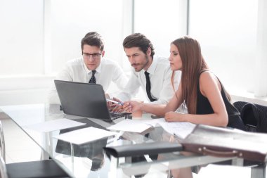 ofiste yeni çevrimiçi bilgileri tartışan iş ekibi