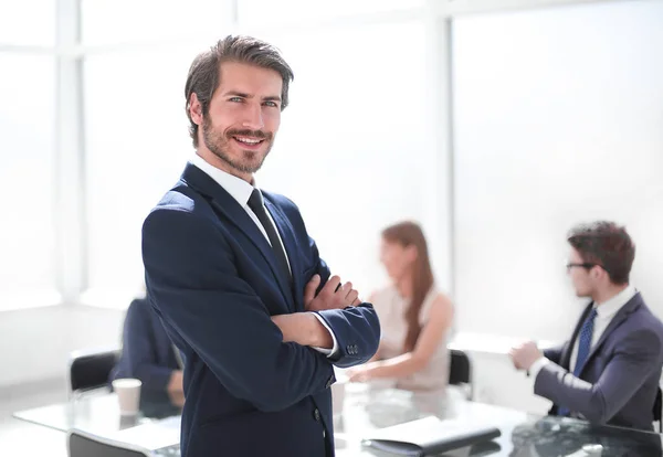 Sorridente giovane uomo d'affari in piedi nel suo ufficio — Foto Stock