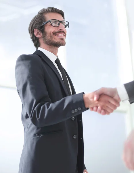 Hombre de negocios estrechando la mano con su socio de negocios — Foto de Stock