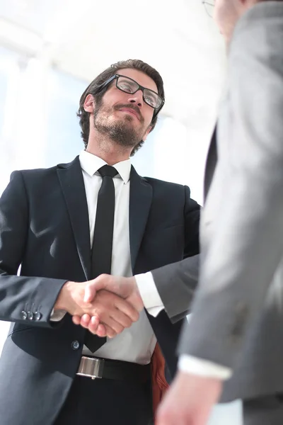 Uomo d'affari stringere la mano con il suo socio d'affari — Foto Stock