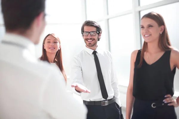 Sonriente hombre de negocios da la bienvenida a su pareja con un apretón de manos — Foto de Stock