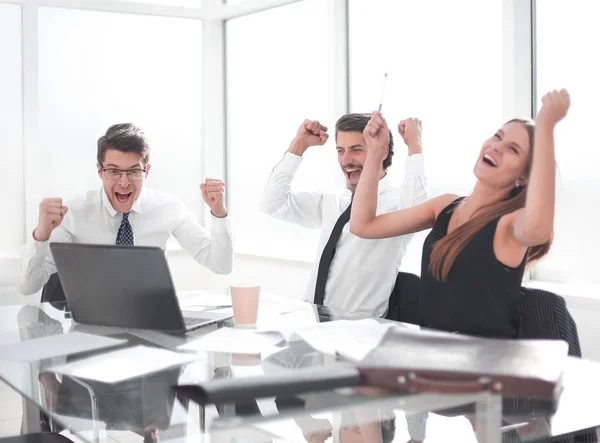 職場で良いニュースを得る幸せなビジネスチーム — ストック写真