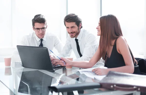 Equipo de negocios discutiendo información en línea en la oficina —  Fotos de Stock