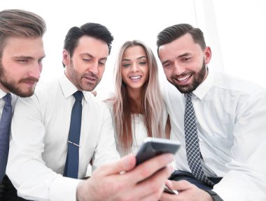 up.smiling staff SMS tartışırken kapatın