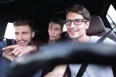 Beş birbirlerine birlikte seyahat ederken veren erkek