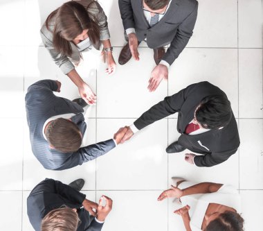 Üst düzey iş ortakları el sıkışıyor.