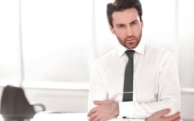 ofiste ayakta up.responsible işadamı kapatmak