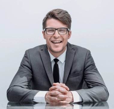 yakın kapatın. masasında oturan gülümseyen işadamı.