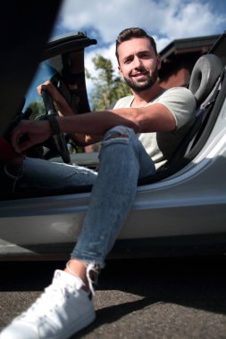 Cabrio ca oturan up.handsome genç adam kapatın