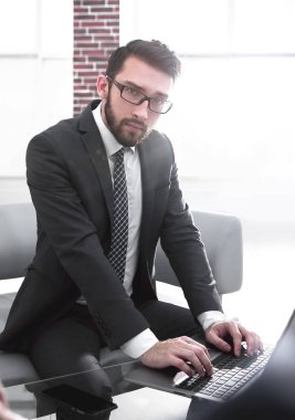 Ofiste iki yakışıklı işadamı var.