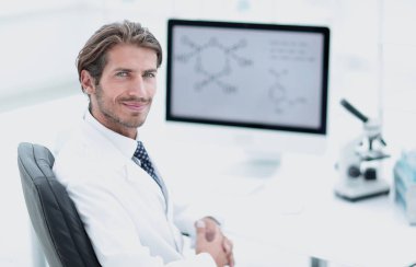 Bilgisayar ve mikroskop laboratuvarda kullanarak bilim adamı