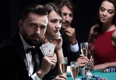 Poker oyuncusu için koyu renk arka plan üzerinde dört as