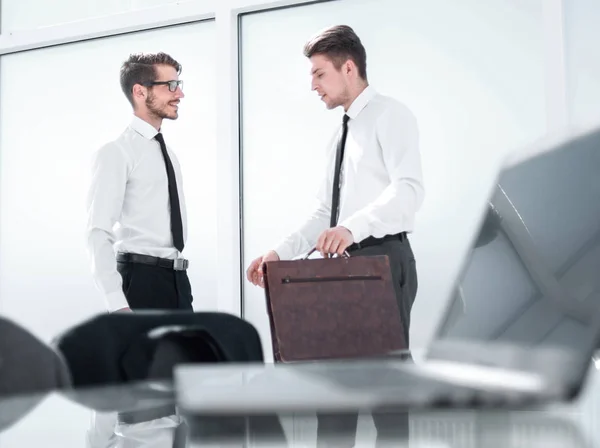 Zwei junge Geschäftsleute beim Händeschütteln — Stockfoto