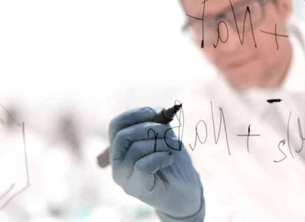 Close up.a cientista focado faz anotações no Conselho — Fotografia de Stock