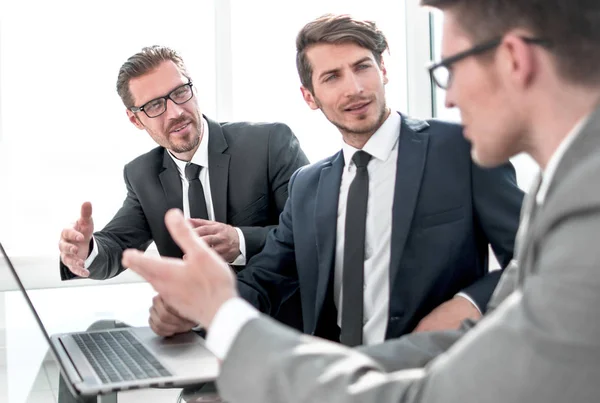 Empleados discutiendo el plan de negocios sentado en la oficina Escritorio — Foto de Stock