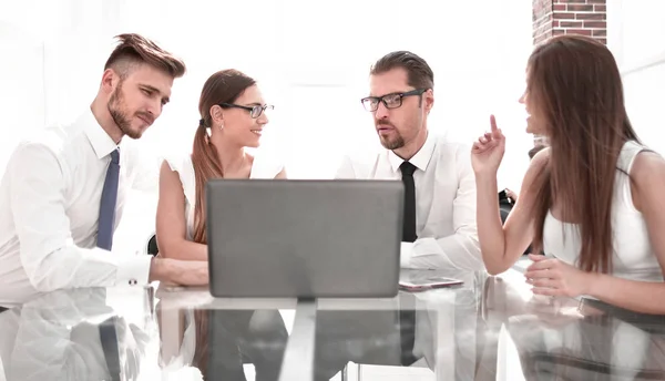 Business-team som sitter vid bordet office — Stockfoto