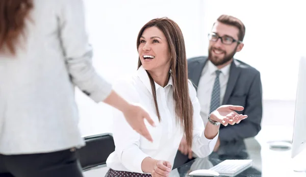 Lachende werknemers praten op de werkplek. — Stockfoto