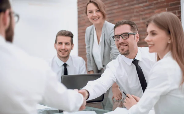Empresários apertar as mãos em uma reunião de trabalho — Fotografia de Stock