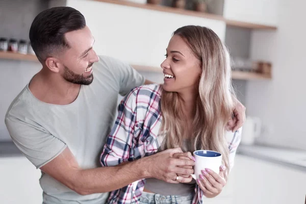 Feliz pareja joven en la cocina en buen tiempo de la mañana — Foto de Stock