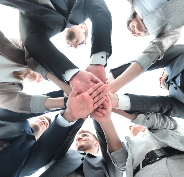 Vista inferior. equipo de negocios mostrando unidad con sus manos juntas. — Foto de Stock