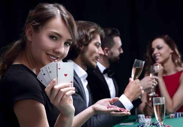 Ritratto del giocatore d'azzardo femminile al tavolo da poker con carte — Foto Stock