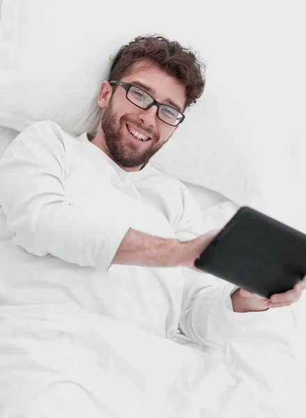 Hintergrundbild. Mann liest auf digitalem Tablet. — Stockfoto