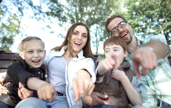 Fechar up.sorrindo família apontando para você — Fotografia de Stock