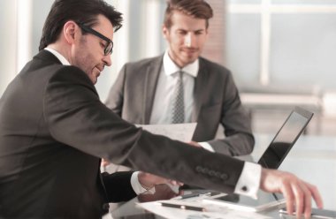 finansal veriler tartışırken çalışanlar