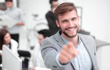 Ofiste durmuş seni işaret eden bir iş adamı.