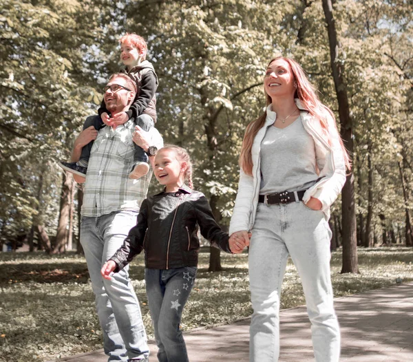 Familjen har en promenad i staden Park. — Stockfoto