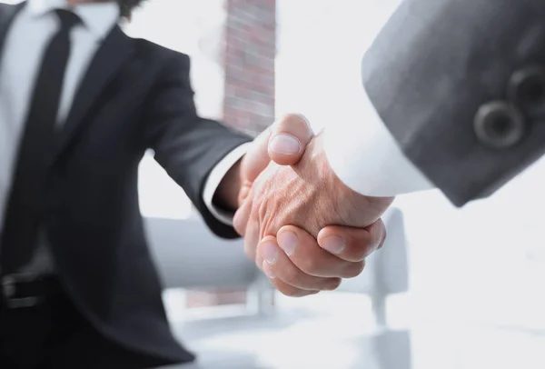 Close-up de dois homens de negócios handshake — Fotografia de Stock